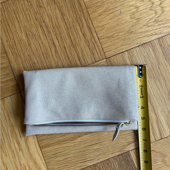 Stacy Kessler beige vegan leather fold over clutch with champagne sparkles NWOT - Picture 8 of 8